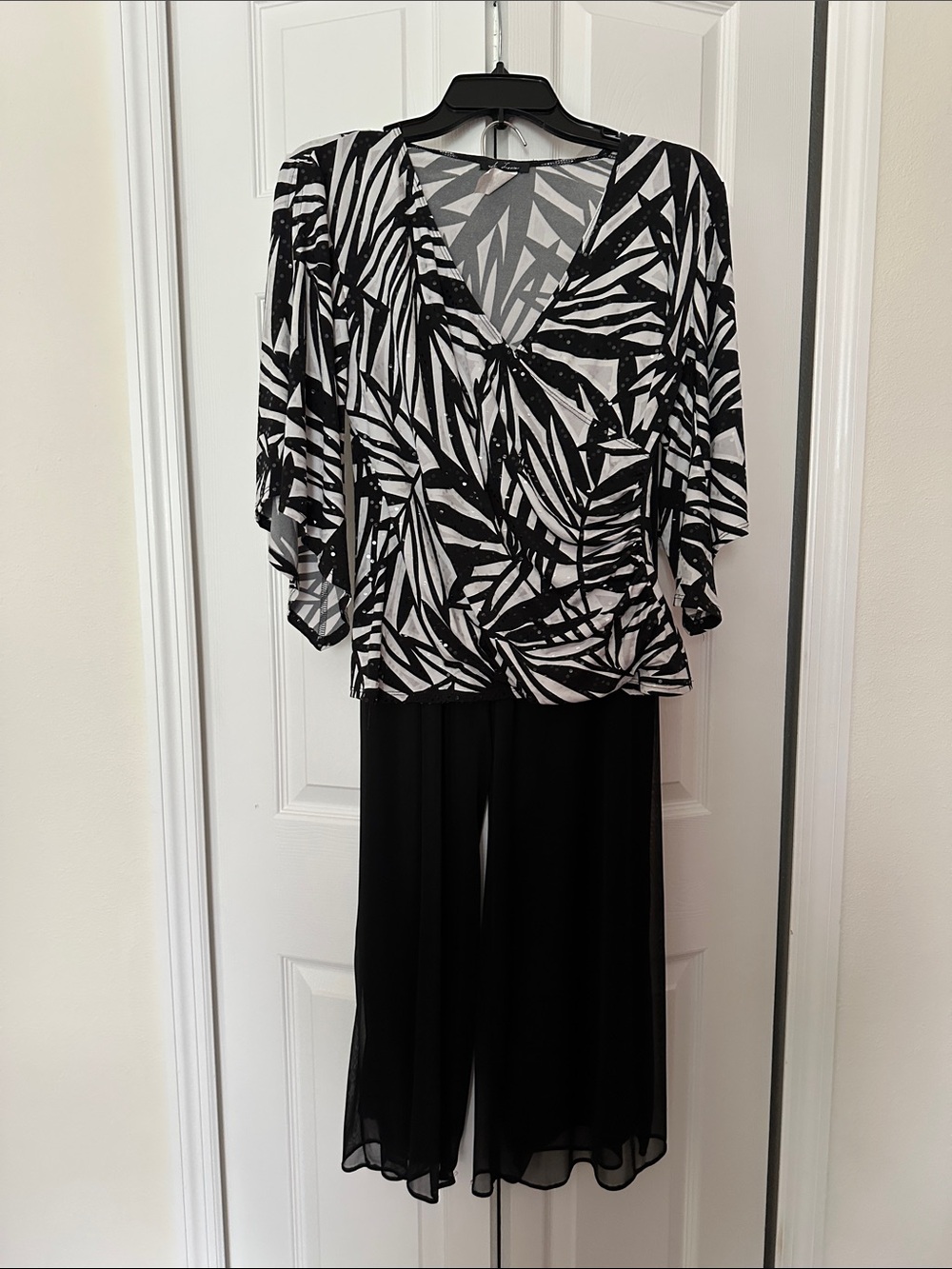 Black & White Patterned Women's Top and Pants set with Elegant V-Neck